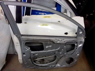 Am selling hundai i10grand left side front door