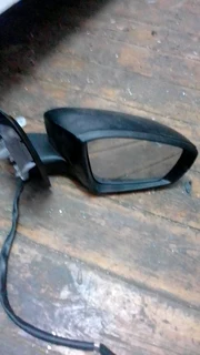 Am selling right side mirror for polo 6 tsi with indicator