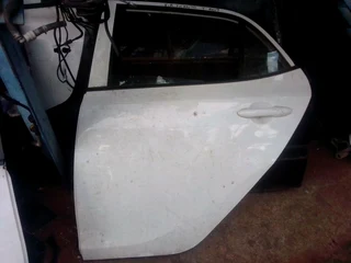 Am selling kia picanto back left door 2019