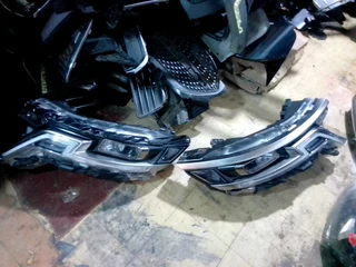 Am selling kia kanival headlight