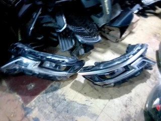 Am selling kia kanival headlight