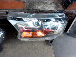 Am selling ford ranger t7 headlight