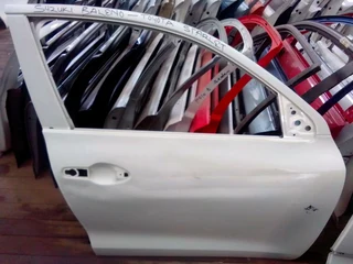 Am selling suzuki baleno and toyota starlet right front door