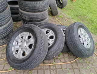 265/70/16 bakkie tyres and rims urgent sale