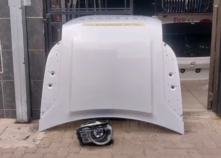LAND ROVER DEFENDER HEADLIGHT AND BONNET 2020-2023