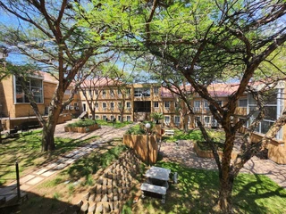 First-Floor Office Oasis: Lease 679 sqm in Riverview Office Park