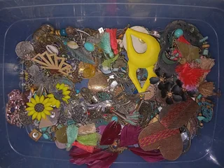 200 pairs of brand new earings