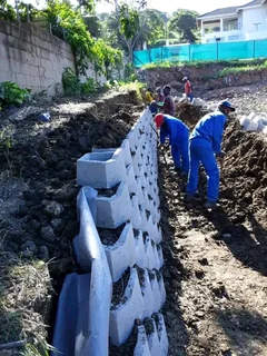 Tarring retaining walls