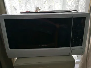 Samsung 23 litre automatic microwave needs to be repaired or as parts