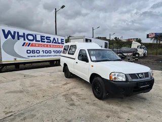 2018 Nissan Np300 2.0 Petrol with brand new canopy