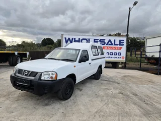 2018 Nissan Np300 2.0 Petrol with brand new canopy