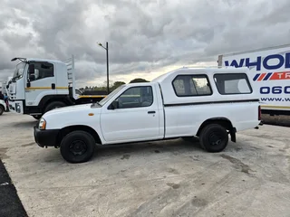 2018 Nissan Np300 2.0 Petrol with brand new canopy