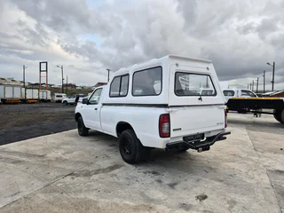 2018 Nissan Np300 2.0 Petrol with brand new canopy