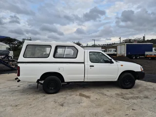 2018 Nissan Np300 2.0 Petrol with brand new canopy