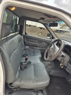 2018 Nissan Np300 2.0 Petrol with brand new canopy