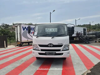 2014 hino 300 915