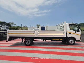 2014 hino 300 915