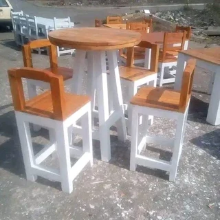 4 seater dinning table available