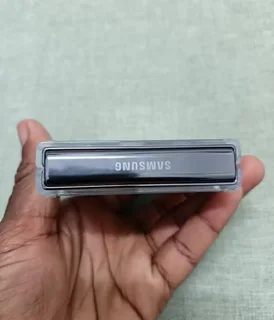 Looking to buy, account locked,  software error or battery problems Samsung zflip 4 for R500-2000