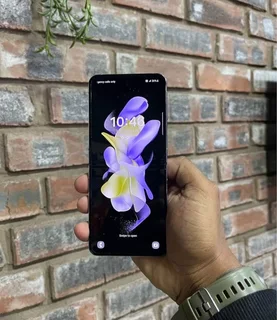 Looking to buy, account locked,  software error or battery problems Samsung zflip 4 for R500-2000