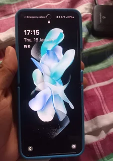 Looking to buy, account locked,  software error or battery problems Samsung zflip 4 for R500-2000