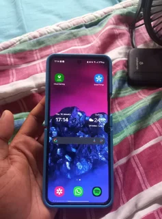 Looking to buy, account locked,  software error or battery problems Samsung zflip 4 for R500-2000