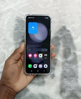 Looking to buy, account locked,  software error or battery problems Samsung zflip 4 for R500-2000