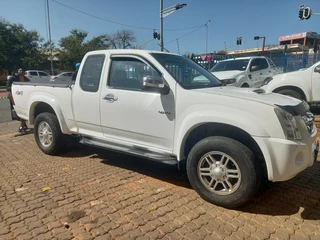 2010 Isuzu KB 300 D-TEQ Extended Cab LX 4x4 for sale!