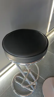 beautiful bar table and 2 bar chairs