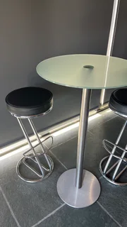 beautiful bar table and 2 bar chairs