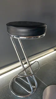 beautiful bar table and 2 bar chairs