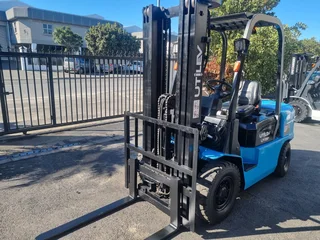 MAJOR PRICE CUTS!!! Utilev UT25P Forklift (SPOOKY SPECIALS)