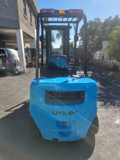 MAJOR PRICE CUTS!!! Utilev UT25P Forklift (SPOOKY SPECIALS)