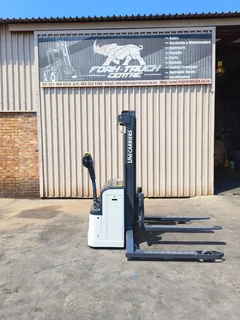 Major Price Cuts!!uni Carrier 1.6t Electric Walk Behind Straddle Stacker (spooky Specials