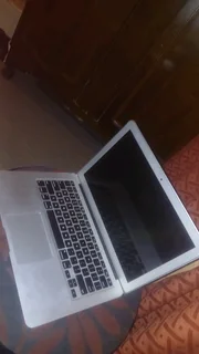 apple 13&#34; macbook air 2017 1.8ghz i5 256gb ssd 8gb model a1466