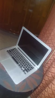 apple 13&#34; macbook air 2017 1.8ghz i5 256gb ssd 8gb model a1466