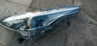 RIGHT SIDE HEADLIGHT TOYOTA COROLLA CROSS
