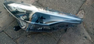RIGHT SIDE HEADLIGHT TOYOTA COROLLA CROSS
