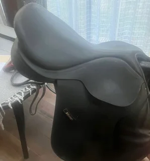 Wintec 250 Jump 17 inch Saddel