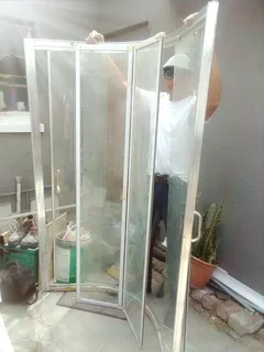 Aluminium shower doors