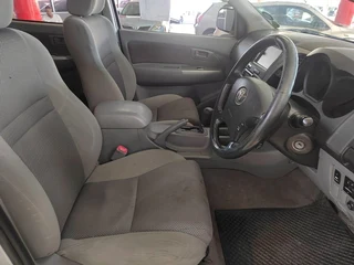 2011 Toyota Hilux 3.0 D-4D R/B D/CAB AUTO with 265112kms at TOKYO AUTO SALES 021 591 2730