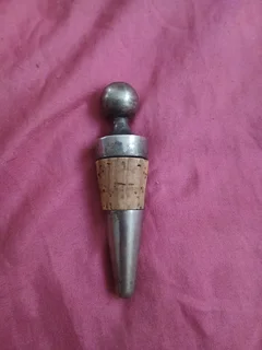 Vintage wine cork closer to close the bottle