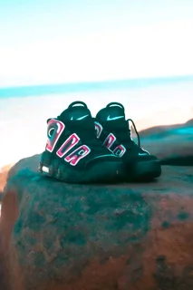 Nike Air More Uptempo (gs). Color: Black-white-laser Crimson.