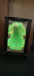 Visual illusion display cabinet
