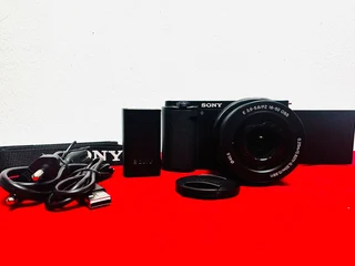 Sony ZV-E10 Mirrorless Camera with 16-50mm Lens & original charger Perfect for vloggers,