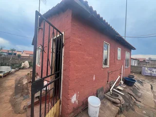 Two bedroom house for sale in Soshanguve South ext 3 . Tile deeds av