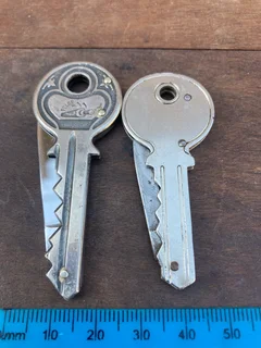 2 Keys Knife Vintage