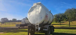 2001 Henred Fruehauf 14000lt pup feul trailer