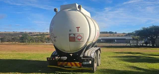 2001 Henred Fruehauf 14000lt pup feul trailer