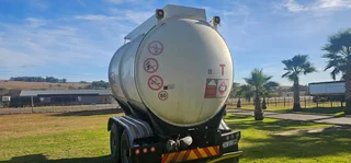 2001 Henred Fruehauf 14000lt pup feul trailer